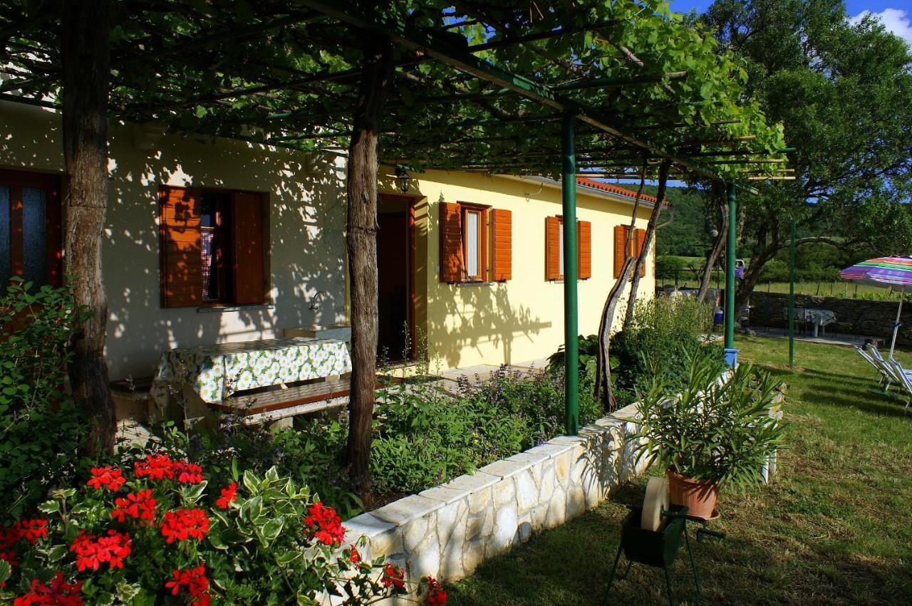 Vila House Vezo Raša Exteriér fotografie